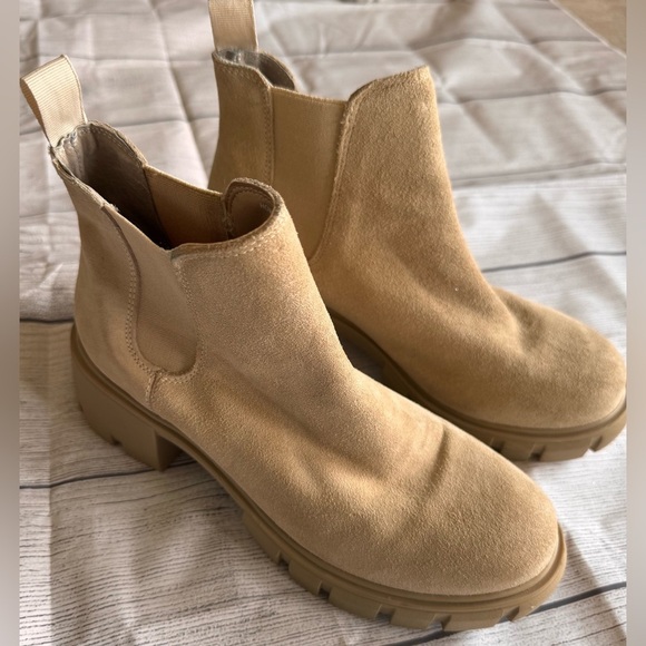 Steve Madden Shoes - Steve Madden Tan Suede Chelsea Boots Women’s Size 7 Lug Sole Ankle Booties